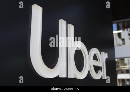 Le logo Uber est visible à son siège social à San Francisco, Californie, sur 15 octobre 2019. La société de ridesharing a mis à pied lundi 350 employés, 14 octobre, dans le but de réduire les coûts. Les actions d'Uber ont grimpé de 3,2% après l'annonce. (Photo par Yichuan Cao/NurPhoto) Banque D'Images