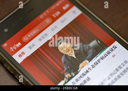Une application téléphonique appelée « Xuexi Qiangguo » ou « étude pour rendre la Chine forte » montrant une photo du président chinois Xi Jinping est prise sur 15 octobre 2019 comme illustration. L'application a récemment été trouvée pour avoir du code dans l'application qui peut avoir un accès de porte dérobée pour exécuter des commandes arbitraires avec des privilèges « root » de superutilisateur. (Photo par Yichuan Cao/NurPhoto) Banque D'Images