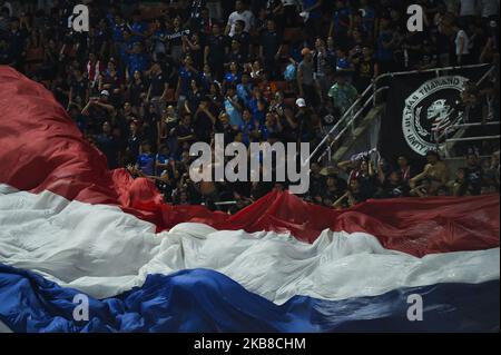 Les supporters de la Thaïlande lors du match de qualification de la coupe du monde de la FIFA 2022 du groupe G entre la Thaïlande et les Émirats arabes Unis au stade de Thammasat à Bangkok, Thaïlande, 15 octobre 2019. (Photo par Anusak Laowilas/NurPhoto) Banque D'Images