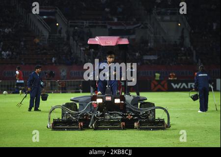 Personnel de soin des pelouses au travail pendant le match de football du groupe G de qualification de la coupe du monde de la FIFA 2022 entre la Thaïlande et les Émirats arabes Unis au stade de Thammasat à Bangkok, Thaïlande, 15 octobre 2019. (Photo par Anusak Laowilas/NurPhoto) Banque D'Images