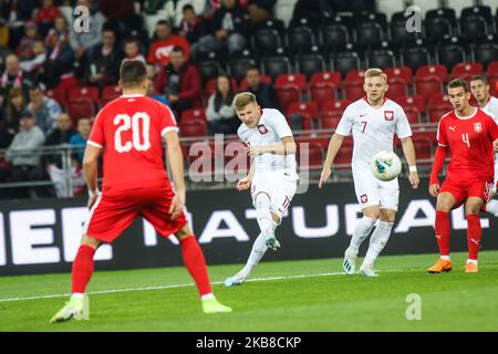 Mateusz Bogusz (POL), Kamil Jozwiak (POL), Jovan Nisic (SRB) lors du match de qualification de championnat 2021 de l'UEFA U21 entre la Pologne et la Serbie à Lodz, en Pologne, sur 15 octobre 2019. (Photo par Foto Olimpik/NurPhoto) Banque D'Images