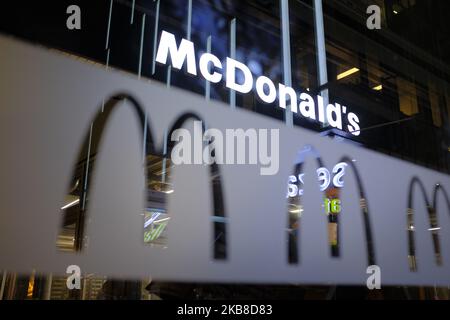 Un restaurant McDonald's est vu à Varsovie, en Pologne, sur 16 octobre 2019. (Photo de Jaap Arriens/NurPhoto) Banque D'Images