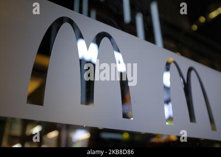 Un restaurant McDonald's est vu à Varsovie, en Pologne, sur 16 octobre 2019. (Photo de Jaap Arriens/NurPhoto) Banque D'Images