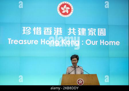 Carrie Lam, chef de la direction de Hong Kong, est vue lors d'une conférence de presse à Hong Kong, Chine, 16 octobre 2019, le chef de la direction de Hong Kong Carrie Lam assiste à une conférence de presse après son discours politique. (Photo de Vernon Yuen/NurPhoto) Banque D'Images