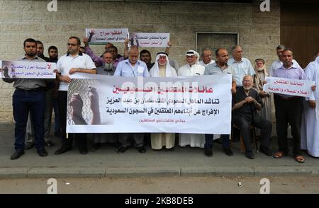 Les familles de Palestiniens détenus dans des prisons en Arabie Saoudite, ont des placards en arabe qui ont lu, "libérer nos fils dans les prisons saoudiennes, Et non pour la politique d'isolement et de torture des prisonniers dans les prisons saoudiennes lors d'une manifestation devant le bureau du Comité international de la Croix-Rouge, à Gaza, le mercredi 16 octobre 2019. (Photo de Majdi Fathi/NurPhoto) Banque D'Images