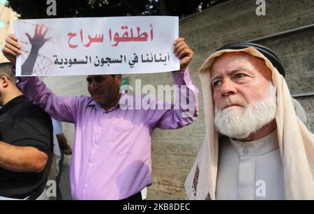 Les familles de Palestiniens détenus dans des prisons en Arabie Saoudite, ont des placards en arabe qui ont lu, "libérer nos fils dans les prisons saoudiennes, Et non pour la politique d'isolement et de torture des prisonniers dans les prisons saoudiennes lors d'une manifestation devant le bureau du Comité international de la Croix-Rouge, à Gaza, le mercredi 16 octobre 2019. (Photo de Majdi Fathi/NurPhoto) Banque D'Images