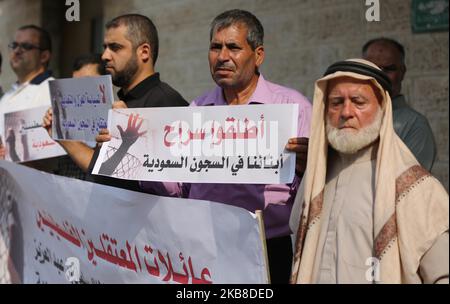 Les familles de Palestiniens détenus dans des prisons en Arabie Saoudite, ont des placards en arabe qui ont lu, "libérer nos fils dans les prisons saoudiennes, Et non pour la politique d'isolement et de torture des prisonniers dans les prisons saoudiennes lors d'une manifestation devant le bureau du Comité international de la Croix-Rouge, à Gaza, le mercredi 16 octobre 2019. (Photo de Majdi Fathi/NurPhoto) Banque D'Images