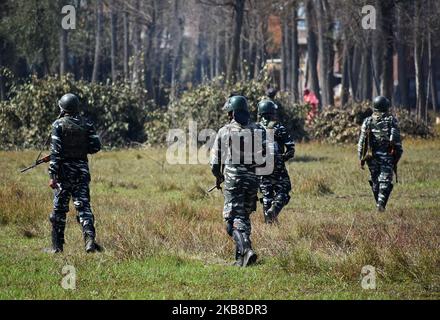 Des soldats paramilitaires indiens patrouillent près du site de rencontre au sud du Cachemire sur le 16 octobre 2019.trois militants ont été tués par les forces de sécurité indiennes lors d'une rencontre dans la région de Bijbehara, dans le district d'Anantnag.l'incertitude continue dans tout le Cachemire depuis que l'Inde a révoqué l'article 370 de sa constitution qui accordait l'autonomie du Cachemire. (Photo par Faisal Khan/NurPhoto) Banque D'Images