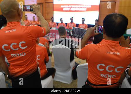 Les fans chinois prennent en photo les coureurs de l'équipe CCC Pro lors d'une conférence de presse, à la veille de l'édition 3rd du Cyclisme Tour de Guangxi 2019. Mercredi, 16 octobre 2019, à Beihai, dans la région de Guangxi, Chine. (Photo par Artur Widak/NurPhoto) Banque D'Images