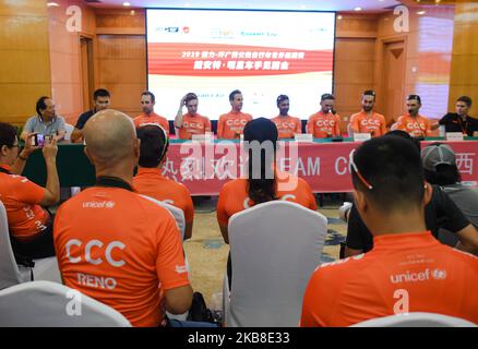 Fans chinois lors de la conférence de presse de l'équipe CCC Pro, à la veille de l'édition 3rd du Cyclisme Tour de Guangxi 2019. Mercredi, 16 octobre 2019, à Beihai, dans la région de Guangxi, Chine. Gijs Van Hoecke, Jonas Koch, Josef Cerny, Jakub Mareczko, Guillaume Van Keirsbulck, Kamil Gradek (photo par Artur Widak/NurPhoto) Banque D'Images