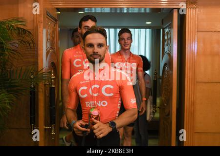 Jakub Mareczko, cycliste italien d'origine polonaise, et ses coéquipiers de l'équipe CCC Pro Team, arrivent pour la conférence de presse de l'équipe, à la veille de l'édition 3rd du Cyclisme Tour de Guangxi 2019. Mercredi, 16 octobre 2019, à Beihai, dans la région de Guangxi, Chine. (Photo par Artur Widak/NurPhoto) Banque D'Images