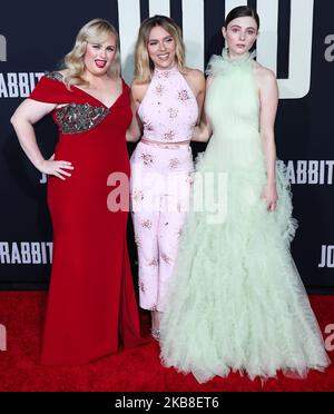 HOLLYWOOD, LOS ANGELES, CALIFORNIE, États-Unis - OCTOBRE 15 : les actrices Rebel Wilson, Scarlett Johansson et Thomasin McKenzie arrivent à la première à Los Angeles de « Jojo Rabbit » de Fox Searchlight, qui a eu lieu au Hollywood American Legion Post 43 sur 15 octobre 2019 à Hollywood, Los Angeles, Californie, États-Unis. (Photo de David Acosta/image Press Agency/NurPhoto) Banque D'Images
