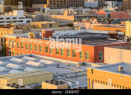 LA NOUVELLE-ORLÉANS, LA, Etats-Unis - 25 OCTOBRE 2022 : vue aérienne des toits dans le quartier des entrepôts avec le centre d'art contemporain au milieu Banque D'Images