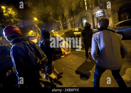 Troisième nuit de fortes confrontations entre les jeunes indépendants et la police après avoir publicisé les peines prononcées contre les leaders indépendants catalans, avec des barricades et des incendies dans les rues de Barcelone. A Barcelone, Catalogne, Espagne sur 16 octobre 2019 (photo de Miquel Llop/NurPhoto) Banque D'Images