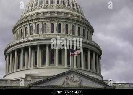 Les drapeaux de la Maison Blanche et du Capitole des États-Unis ont été abaissés à la moitié du personnel jeudi matin pour honorer le regretté représentant Elijah Cummings (D-Md.).Washington, D.C jeudi, 17 octobre 2019. (Photo par Aurora Samperio/NurPhoto) Banque D'Images