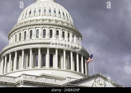 Les drapeaux de la Maison Blanche et du Capitole des États-Unis ont été abaissés à la moitié du personnel jeudi matin pour honorer le regretté représentant Elijah Cummings (D-Md.).Washington, D.C jeudi, 17 octobre 2019. (Photo par Aurora Samperio/NurPhoto) Banque D'Images