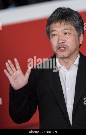 Le réalisateur japonais Hirokazu Kore-eda pose sur le tapis rouge, au Festival du film de Rome, à Rome, le jeudi 17 octobre 2019. (Photo de Massimo Valicchia/NurPhoto) Banque D'Images