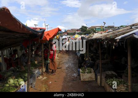 Rohingya des gens vus sur le marché des légumes dans le camp de Balukali à Cox Bazar Bandelades sur 18 octobre 2019. (Photo de Kazi Salahuddin Razu/NurPhoto) Banque D'Images