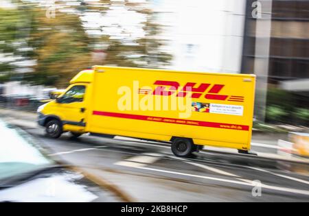 DHL Truck est vu à Berlin, en Allemagne, le 25 septembre 2019. (Photo de Jakub Porzycki/NurPhoto) Banque D'Images
