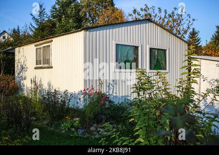 Belvédère, petite maison sur un jardin d'allotement (ogrod dzialkowy , ou dzialka) dans les couleurs d'automne est vu à Gdansk, Pologne le 18 octobre 2019 (photo par Michal Fludra/NurPhoto) Banque D'Images