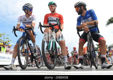 (G-D) Mikkel Honoré du Danemark et Deceuninck - Quick Step, Pascal Ackermann d'Allemagne et Team Bora-Hansgrohe et Fernando Gaviria de Colombie et Emirates-équipe des eau, vus avant le début de la troisième étape, 143km Nanning circuit Race stage, de l'édition 3rd du Cyclisme Tour de Guangxi 2019, . Samedi, 19 octobre 2019, à Nanning, dans la région de Guangxi, Chine. (Photo par Artur Widak/NurPhoto) Banque D'Images