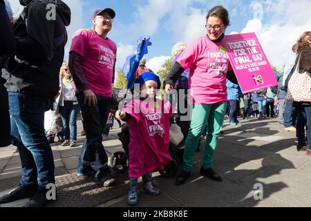 Un enfant marche avec ses parents à l'approche de la marche « Together for the final Say » dans le centre de Londres pour exiger un vote public sur le résultat du Brexit le 19 octobre 2019 à Londres, en Angleterre. La manifestation coïncide avec une session d'urgence du samedi du Parlement où les députés débattront et voteront sur l'accord de retrait de l'UE du Premier ministre, y compris certains amendements. (Photo de Wiktor Szymanowicz/NurPhoto) Banque D'Images