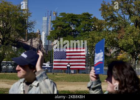 Les supporters arrivent pour assister au rassemblement Bernies Back à Queens, NY, sur 19 octobre 2019. Alexandria Ocasio-Cortez, représentant des États-Unis pour le district du Congrès de New York en 14th, qui comprend des parties du Bronx et du Queens, devrait soutenir le sénateur démocrate à espoir présidentiel Bernie Sanders lors de cet événement. (Photo de Bastiaan Slabbers/NurPhoto) Banque D'Images