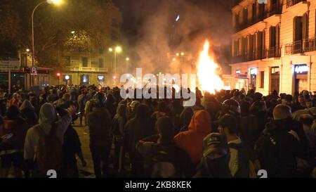 Les manifestants pro-indépendantistes se réunissent à la Plaça Urquinaona à Barcelone, Espagne, le 18 octobre 2019.(photo d'Emily Molli/NurPhoto) Banque D'Images