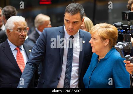 Changellor d'Allemagne Angela Merkel et le Premier ministre d'Espagne Pedro Sánchez s'expriment avant le début du sommet. Les dirigeants européens discutent avant les tables rondes lors de la deuxième journée de sommet des dirigeants de l'UE sans le Premier ministre britannique Boris Johnson sur 18 octobre 2019, à Bruxelles, en Belgique. Les négociateurs de l'UE et du Royaume-Uni ont annoncé un accord sur le départ du Royaume-Uni de l'Union européenne, le Brexit. (Photo de Nicolas Economou/NurPhoto) Banque D'Images