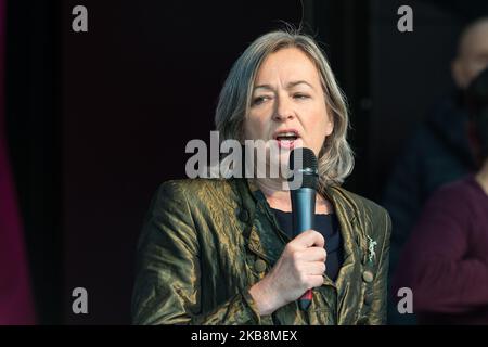 Liz Saville-Roberts, leader de Plaid Cymru Westminster, s'exprime lors d'un rassemblement sur la place du Parlement alors que des centaines de milliers de personnes participent à la marche anti-Brexit « ensemble pour le dernier mot » dans le centre de Londres pour demander un vote public sur l'issue du Brexit le 19 octobre 2019 à Londres, en Angleterre. La manifestation coïncide avec une session d'urgence du samedi du Parlement où les députés ont approuvé l'accord de retrait de l'UE de Boris Johnson. (Photo de Wiktor Szymanowicz/NurPhoto) Banque D'Images