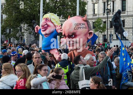 Une effigie dépeignant Dominic Cummings, conseiller principal du Premier ministre, manipulant Boris Johnson, est exposée lors du rassemblement « Together for the final Say » sur la place du Parlement alors que des centaines de milliers de personnes ont défilé dans le centre de Londres pour demander un vote public sur le résultat du Brexit le 19 octobre. 2019 à Londres, Angleterre. La manifestation coïncide avec une session d'urgence du samedi du Parlement où les députés ont approuvé l'accord de retrait de l'UE de Boris Johnson. (Photo de Wiktor Szymanowicz/NurPhoto) Banque D'Images