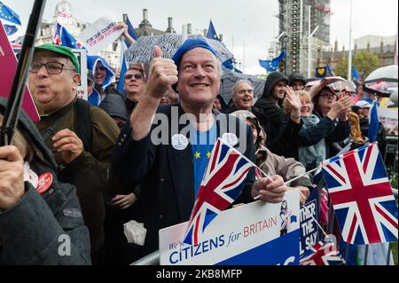 Les manifestants anti-Brexit réagissent au résultat du vote à la Chambre des communes lors du rassemblement « Together for the final Say » sur la place du Parlement lorsque des centaines de milliers de personnes ont défilé dans le centre de Londres pour demander un vote public sur l'issue du Brexit le 19 octobre 2019 à Londres, en Angleterre. La manifestation coïncide avec une session d'urgence du samedi du Parlement où les députés ont approuvé l'accord de retrait de l'UE de Boris Johnson. (Photo de Wiktor Szymanowicz/NurPhoto) Banque D'Images