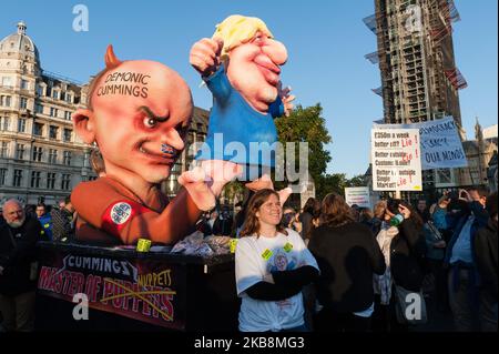 Une effigie dépeignant Dominic Cummings, conseiller principal du Premier ministre, manipulant Boris Johnson, est exposée lors du rassemblement « Together for the final Say » sur la place du Parlement alors que des centaines de milliers de personnes ont défilé dans le centre de Londres pour demander un vote public sur le résultat du Brexit le 19 octobre. 2019 à Londres, Angleterre. La manifestation coïncide avec une session d'urgence du samedi du Parlement où les députés ont approuvé l'accord de retrait de l'UE de Boris Johnson. (Photo de Wiktor Szymanowicz/NurPhoto) Banque D'Images