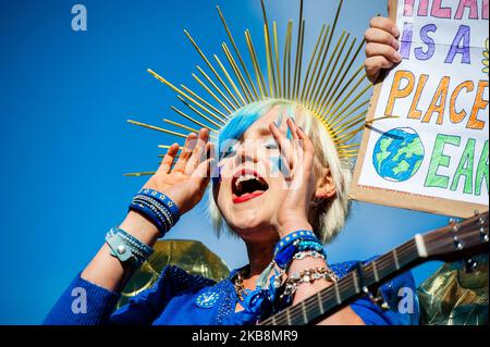 Les manifestants anti-Brexit participent au rassemblement « Together for the final Say » sur 19 octobre 2019, à Londres, au Royaume-Uni. Quelques jours avant que le Brexit ne devienne réalité, l'une des plus grandes manifestations publiques de l'histoire britannique a eu lieu à Londres. Plus d’un million de personnes ont participé à une grande majorité en dehors du Parlement pour transmettre un message fort et clair au gouvernement et aux députés qu’ils devraient faire confiance au peuple, et non à Boris Johnson, pour résoudre la crise du Brexit. Sur la place du Parlement, des discours ont été prononcés par des personnalités politiques et des célébrités qui soutiennent le vote du peuple. (Photo par Romy Arroyo F. Banque D'Images