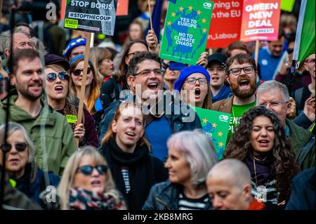 Les manifestants anti-Brexit participent au rassemblement « Together for the final Say » sur 19 octobre 2019, à Londres, au Royaume-Uni. Quelques jours avant que le Brexit ne devienne réalité, l'une des plus grandes manifestations publiques de l'histoire britannique a eu lieu à Londres. Plus d’un million de personnes ont participé à une grande majorité en dehors du Parlement pour transmettre un message fort et clair au gouvernement et aux députés qu’ils devraient faire confiance au peuple, et non à Boris Johnson, pour résoudre la crise du Brexit. Sur la place du Parlement, des discours ont été prononcés par des personnalités politiques et des célébrités qui soutiennent le vote du peuple. (Photo par Romy Arroyo F. Banque D'Images