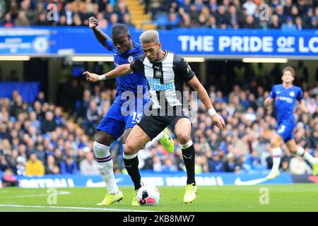 Newcastles Joelinton et Chelseas Kurt Zouma lors du match de la Premier League entre Chelsea et Newcastle United à Stamford Bridge, Londres, le samedi 19th octobre 2019. (Photo de Leila Coker/MI News/NurPhoto) Banque D'Images