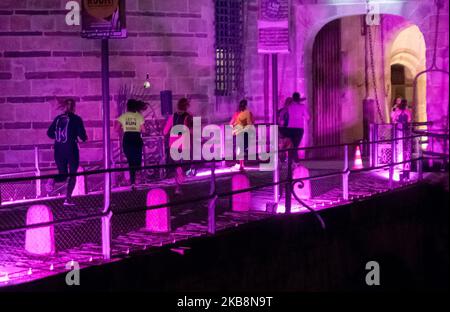 Les coureurs participent à 19 octobre 2019, à Nantes, en France, la première édition de la Duchesse, un concours de course à pied 100% féminin. La nuit, 757 concurrents ont commencé à parcourir 8 kilomètres dans le centre-ville de Nantes. (Photo par Estelle Ruiz/NurPhoto) Banque D'Images