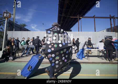 Les supporters arrivent pour assister au rassemblement Bernies Back à Queens, NY, sur 19 octobre 2019. Alexandria Ocasio-Cortez, représentant des États-Unis pour le district du Congrès de New York en 14th, qui comprend des parties du Bronx et du Queens, devrait soutenir le sénateur démocrate à espoir présidentiel Bernie Sanders lors de cet événement. (Photo de Bastiaan Slabbers/NurPhoto) Banque D'Images