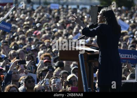 La Représentante Alexandria Ocasio-Cortez annonce son soutien au sénateur démocrate à espoir présidentiel Bernie Sanders lors d'un rassemblement Bernies Back à Queens, NY, on 19 octobre 2019. (Photo de Bastiaan Slabbers/NurPhoto) Banque D'Images