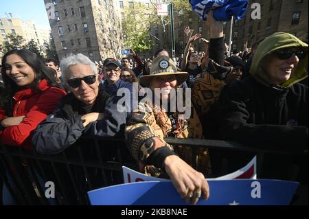La Représentante Alexandria Ocasio-Cortez annonce son soutien au sénateur démocrate à espoir présidentiel Bernie Sanders lors d'un rassemblement Bernies Back à Queens, NY, on 19 octobre 2019. (Photo de Bastiaan Slabbers/NurPhoto) Banque D'Images