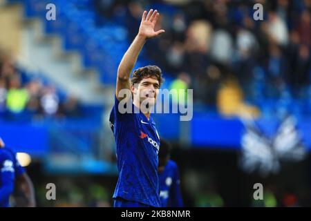 Chelseas Marcos Alonso se fait une vague vers les fans de Chelsea après le match de la Premier League entre Chelsea et Newcastle United à Stamford Bridge, Londres, le samedi 19th octobre 2019. (Photo de Leila Coker/MI News/NurPhoto) Banque D'Images