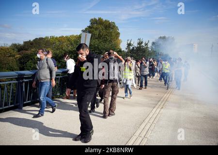 Les manifestants s'éloignent des gaz lacrymogènes. Pour la loi 49 de leur protestation, les manifestants de Yellow Vest voulaient rendre hommage aux pompiers et aux médecins (médecins de rue) et contre le président français Macron, son gouvernement, ses politiques. Ils exigent une justice fiscale et sociale, plus d'écologie et le RIC (référendum initié par les citoyens). Après seulement une douzaine de minutes, la gendarmerie Mobile (armée) et le CRS (police anti-émeute) ont commencé à utiliser des canisters de gaz lacrymogènes contre les manifestants. Les manifestants ont été gazés de larmes pendant toute la manifestation. Toulouse. France. 19 octobre 2019. (Photo d'Alain Pitton/NurPhoto) Banque D'Images