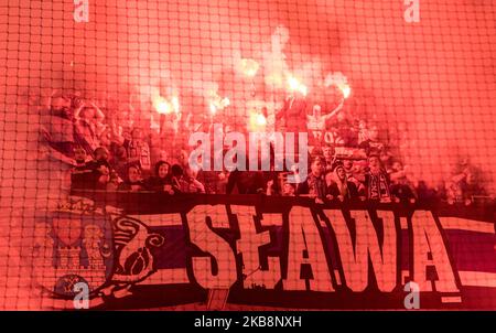 Les fans de Lecha pendant le match PKO Ekstraklasa entre Legia Varsovie et Lech Poznan, à Varsovie, en Pologne, sur 19 octobre 2019. (Photo par Foto Olimpik/NurPhoto) Banque D'Images