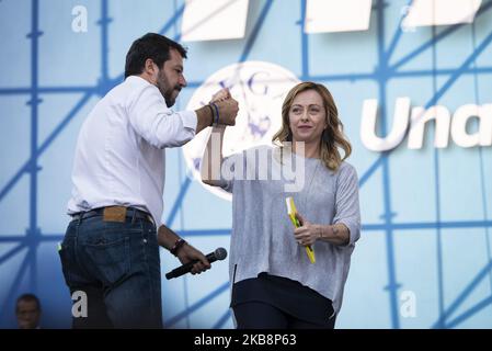 Matteo Salvini présente sur scène le chef de Fratelli d'Italia Giorgia Meloni lors d'un rassemblement organisé par le parti Lega pour protester contre l'actuel gouvernement italien. Rome, 19th octobre 2019. (Photo de Jacopo Landi/NurPhoto) Banque D'Images