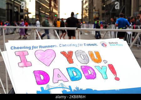 Les spectateurs affichent des panneaux qui applaudissent les coureurs lors du marathon de la presse libre de Detroit/de la banque TCF à Detroit, Michigan, États-Unis, dimanche, 20 octobre 2019. (Photo par Amy Lemus/NurPhoto) Banque D'Images