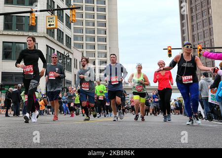 Les coureurs descendent l'avenue Washington lors du marathon Detroit Free Press/TCF Bank à Detroit, Michigan, États-Unis, dimanche, 20 octobre 2019. (Photo par Amy Lemus/NurPhoto) Banque D'Images