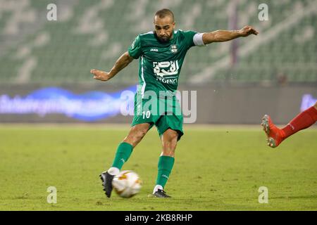 Le Nabil El Zhar d'Al Ahli tire pendant le match de la Ligue des étoiles du QNB contre Al Shahaniya sur 19 octobre 2019 au stade Hamad bin Khalifa, Doha, Qatar. (Photo de Simon Holmes/NurPhoto) Banque D'Images