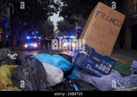 Une pile de sacs de déchets lancés par les manifestants lors d'une manifestation organisée par le mouvement pro-indépendantiste ''Picnic for the Republic'' devant le bureau régional du gouvernement espagnol à Barcelone, sur 20 octobre 2019. (Photo par Iranzu Larrasoana Oneca/NurPhoto) Banque D'Images