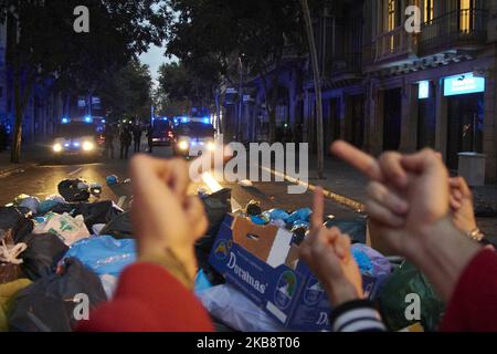 Une pile de sacs de déchets lancés par des manifestants devant la police lors d'une manifestation organisée par le mouvement pro-indépendantiste ''Picnic for the Republic' devant le bureau régional du gouvernement espagnol à Barcelone, sur 20 octobre 2019. (Photo par Iranzu Larrasoana Oneca/NurPhoto) Banque D'Images