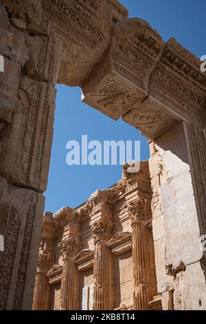 Le 13 octobre 2019, les détails en pierre sculptés sur la porte d'entrée du Temple de Bacchus sont visibles sur le site archéologique et les ruines romaines de Baalbek, une ancienne ville et une attraction touristique au Liban connue sous le nom d'Heliopolis pendant la période hellénistique. (Photo de Diego Cupolo/NurPhoto) Banque D'Images